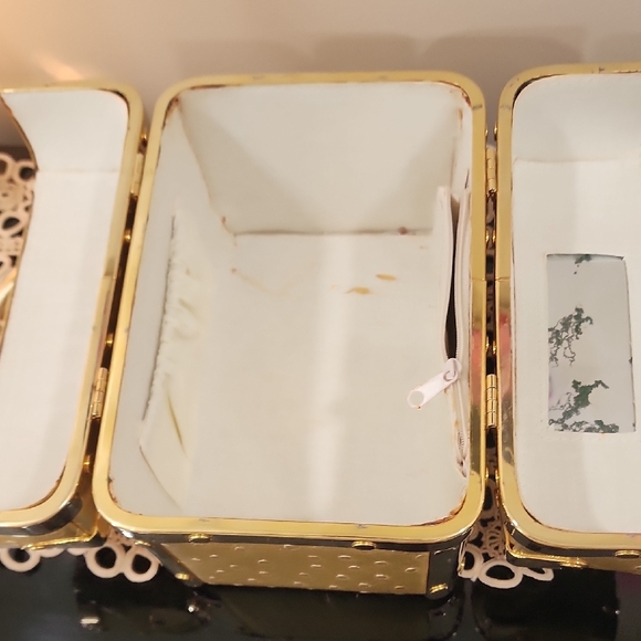 Luxurious Gold Cosmetic Case - Picture 7 of 10